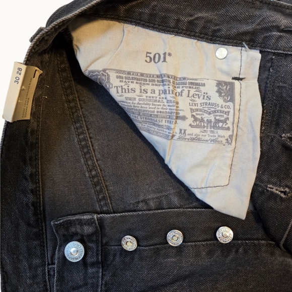 NWT Levi’s 501 Original Cropped Jeans | High-Rise Straight Leg | Dark Wash - Picture 6 of 7